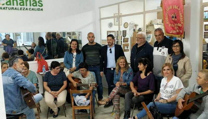 Suárez con miembro de su candidatura visitando uno de los colectivos de Jinámar (Foto TA)